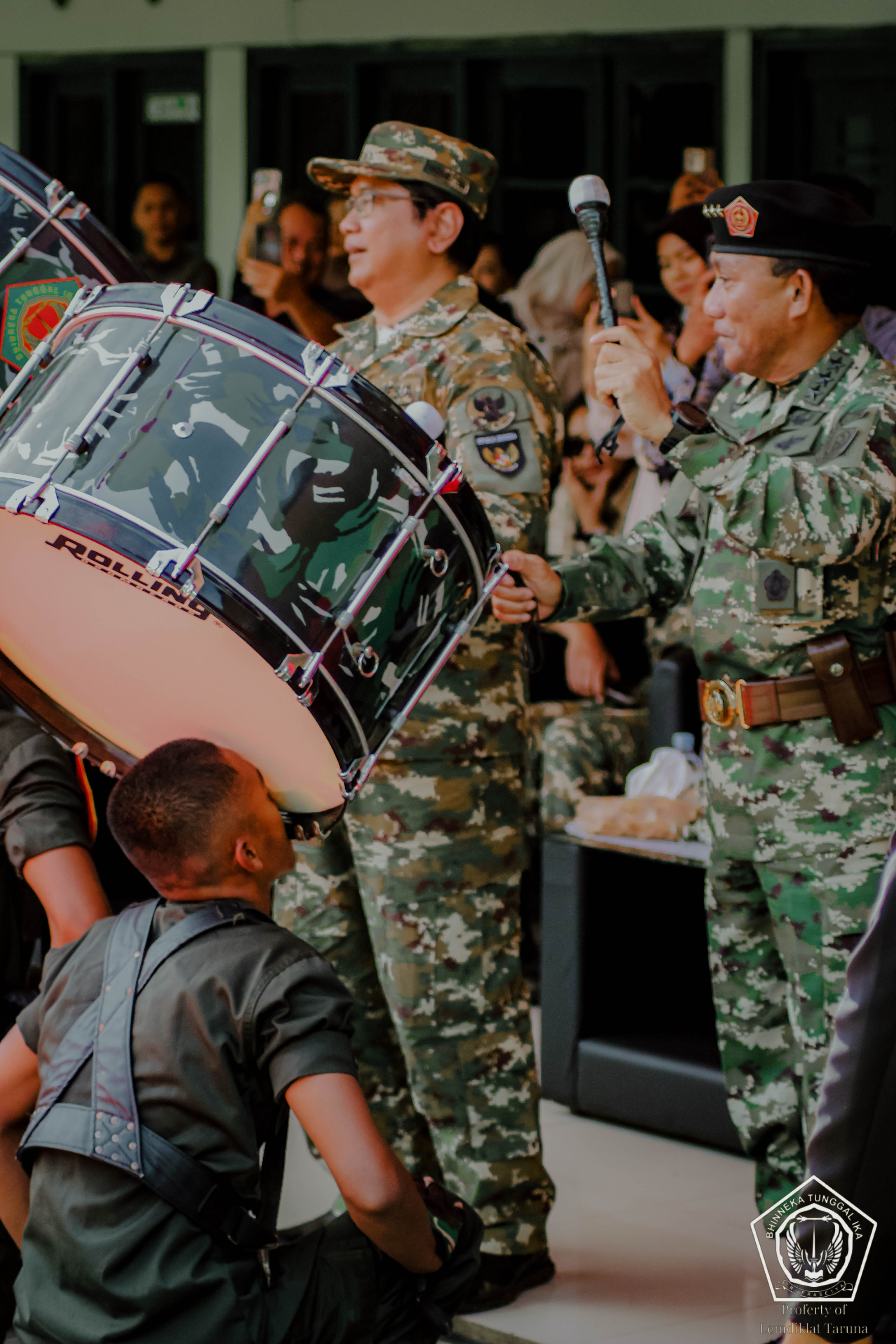 Simbolis Persembahan Drum Band YBN Kepada Letnan Jendral Gabriel Lema